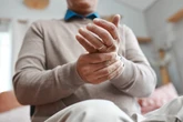 Fibromialgia será considerada deficiência no Brasil. Entenda síndrome