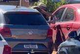 Vídeo: dupla arromba carros em estacionamento de shopping no DF