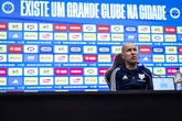 Leonardo Jardim destaca Fabricio Bruno e a evolução nas bolas paradas
