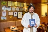 Chef peruano Marco Espinoza lança livro em noite de autógrafos