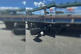 Moto vai parar embaixo de caminhão após acidente em via do DF