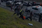 PMs agridem homem que segurava cartaz em ato contra pedágios. Vídeo