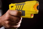 Paciente é condenado por perseguir enfermeira com arma de choque no DF