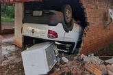Carro é furtado, fuga acaba mal e jovem termina “de cabeça para baixo”