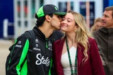 Gabriel Bortoleto leva namorada para dar volta em carro da Stock Car