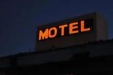 PM ficou 3 h em motel e pagou R$ 89 em cash antes de bater em travesti