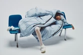 “Traje do sono” usa tecnologia para facilitar dormir em qualquer lugar