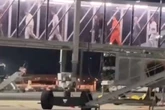 Vídeo mostra brasileiros deportados pelo governo Trump em avião da Gol