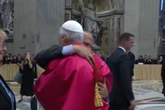 Papa Leão XIV rompe protocolo e abraça irmão em missa inaugural. Vídeo