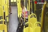 Bandidos tiram submetralhadora da mochila e assaltam ônibus. Vídeo