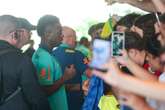 Jogadores da Seleção agradecem carinho dos fãs antes de treino no DF