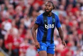 Homem é banido dos estádios após insulto racista em jogo do Liverpool
