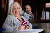 Aos 80 anos, aluna da UnB leva marido com Alzheimer para as aulas