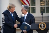 Após ataques e ameaça de demissão, Trump recebe Powell na Casa Branca