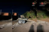 Caminhão engancha em fios e faz 5 postes caírem sobre muros e carro