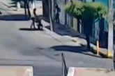 Câmera mostra suspeitos chegando na escola antes do tiroteio. Vídeo
