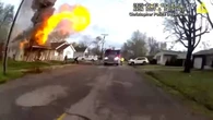 Vídeo. Casa explode em incêndio e bombeiro fica preso nos escombros