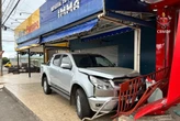 Bêbado, motorista acerta carro, invade calçada e atinge farmácia no DF