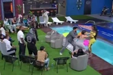 Participante de reality fica inconsciente após ser empurrada em piscina