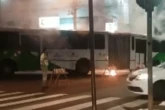 Vídeo: ônibus com 80 passageiros pega fogo no interior de São Paulo