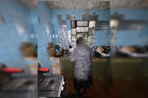 Filho tranca mãe idosa e irmã em casa com 15 cães e fezes espalhadas