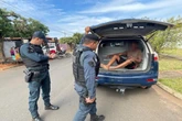 Motorista bêbado atropela motociclista e volta para buscar para-choque