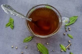 Saiba qual chá com efeito detox ajuda a “limpar” a gordura no fígado