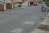 Vídeo: idosa é empurrada e derrubada por motociclista durante assalto
