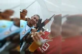 Baile e fuzil: MC Poze ostentou arma ao lado de traficante do CV. Veja