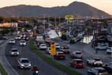 Maré alta invade rodovias em Florianópolis e provoca trânsito intenso