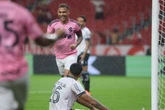 Sob dilúvio no Beira-Rio, Internacional vence Botafogo no Brasileirão