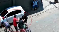 Estudante é cercado por gangue, reage, bate em 3, mas tem bike roubada