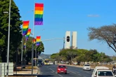 Mês do Orgulho: Esplanada ganha 110 bandeiras nas cores do arco-íris