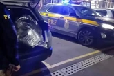 Fuga em alta velocidade: motorista com skunk fura blitz em rodovia