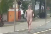 Mulher que matou pai e caminhou nua deve passar por exame de sanidade