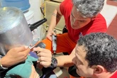 Criança prende cabeça em panela de pressão e avó aciona os Bombeiros
