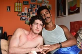 O que é beijo grego, prática que Johnny Massaro faz em série nacional