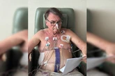 Bolsonaro divulga foto no hospital: “Sigo em boa evolução clínica”