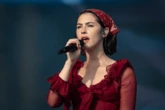 A volta das bandanas e dos lenços: veja 4 celebridades que já aderiram