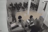 Vídeo: homem é preso após agredir mulher grávida e destruir PS em SP