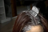 Cabelos brancos? Veja como fazer a tinta durar mais a cada retoque