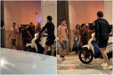 Vídeo: jovem que andava 12 km para ir à faculdade ganha moto de cantor