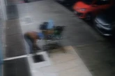 Homem é filmado furtando tampa de bueiro no DF e é preso em seguida