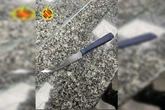 Mulher usa faca de serra para atacar companheiro após briga em bar