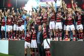 Vídeo: Flamengo ergue taça do Carioca com a presença de Zico