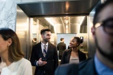 “Conversas de elevador” são importantes para a saúde mental, diz psicóloga