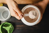 Suplementação para idosos: whey e creatina são opções seguras? Veja