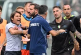 Vídeo: Conte perde a cabeça, invade campo e é contido pelo 4º árbitro