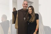 Lexa se emociona em oração com Frei Gilson e fala sobre luto