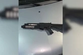 Homem ameaça crianças de van escolar com rifle de brinquedo